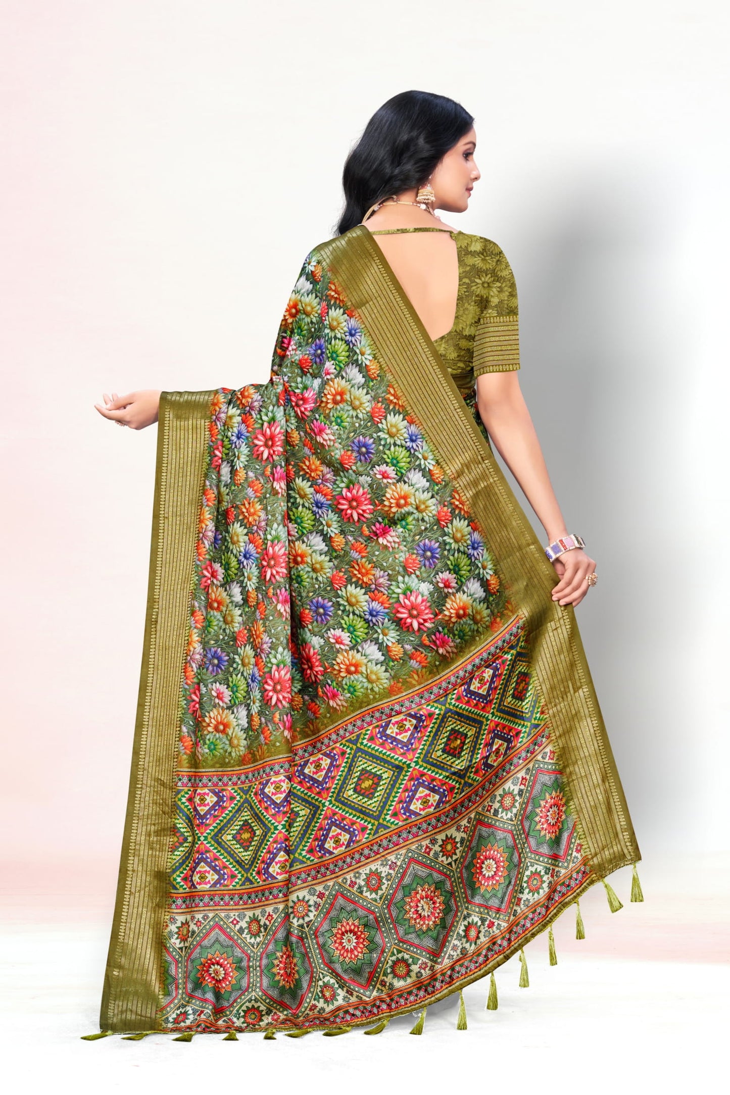 Jasmine Elegance Polyester Saree – Simplistic Beauty with a Modern Edge**